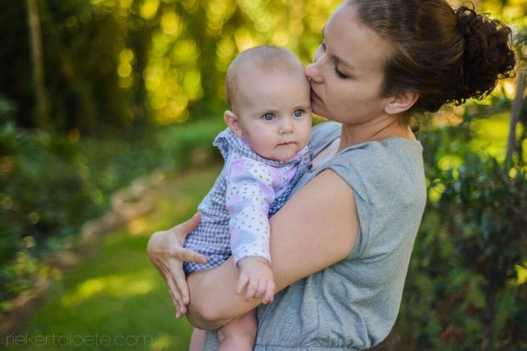 mom kiss baby on temple