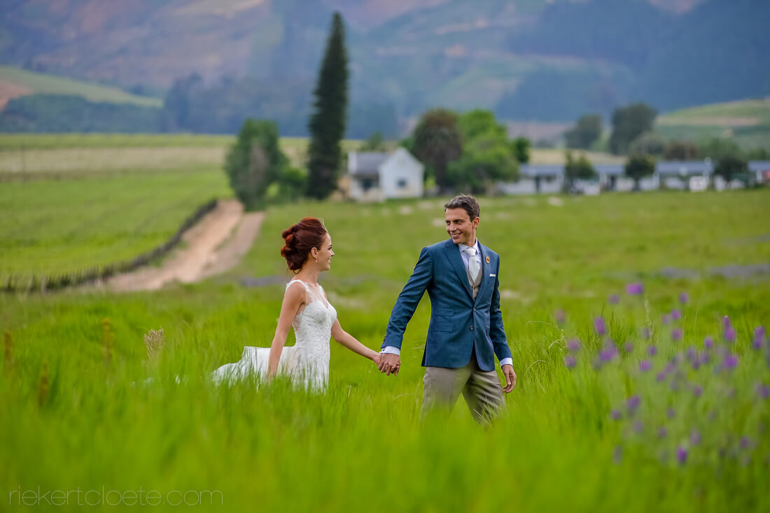 Couple in Field at vrede and Lust