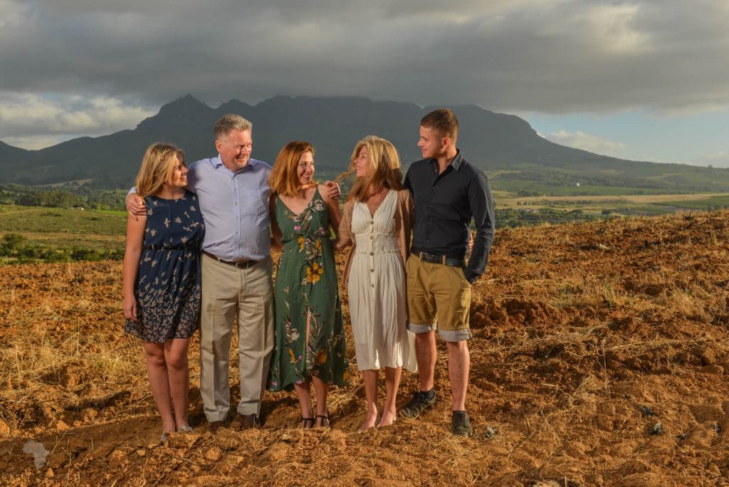 Stunnign location behind familt