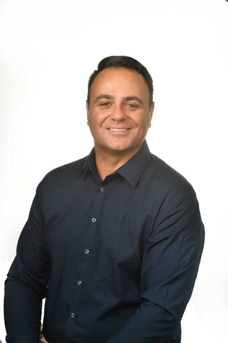 Smimling man with black shirt