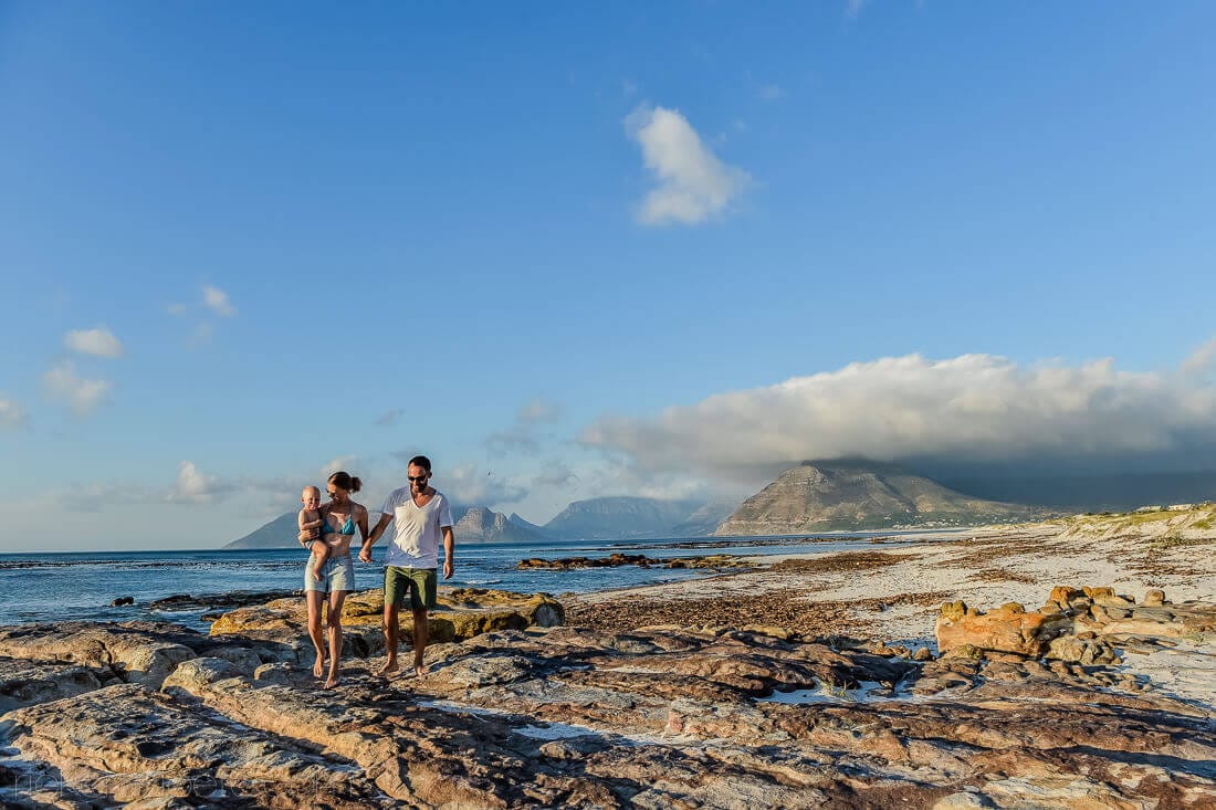 Read more about the article Capturing Family Moments on the Rocks: A Unique Beach Photography Experience