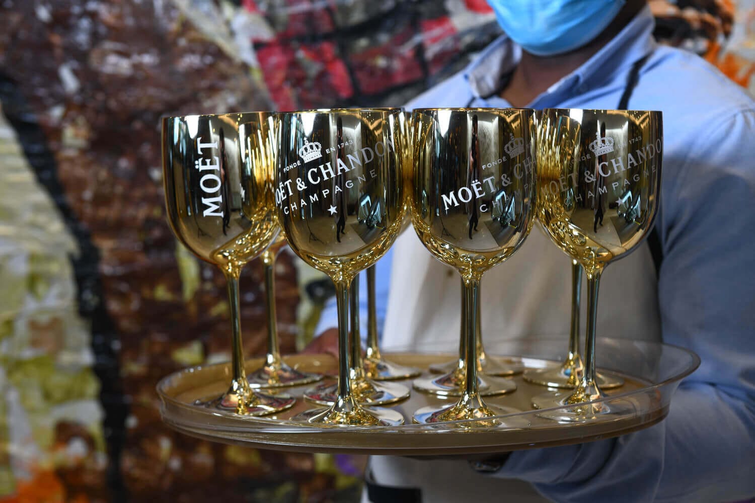 Read more about the article The Tradition of Wedding Toasts: History, Significance, and Capturing the Moment