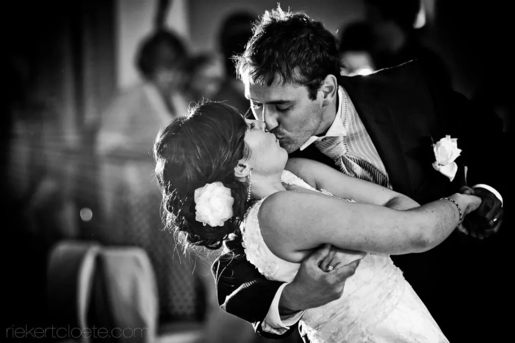bride groom dip kiss first dance allesverloren