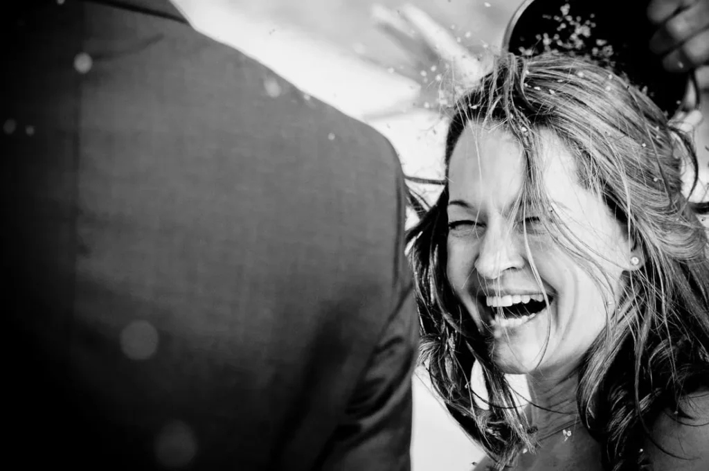 bride laughing confetti closeup strandkombuis wedding