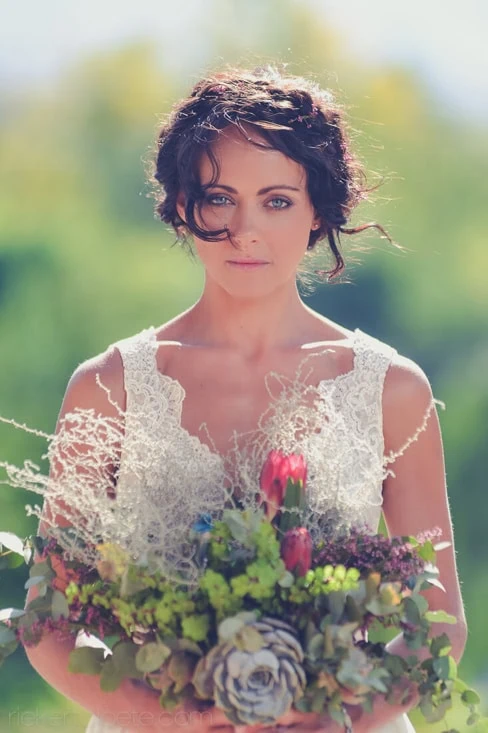 bride short hair lace dress wildflower bouquet