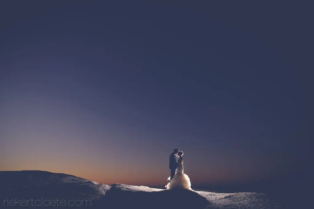 couple kissing silhouette 12 apostles sunset rocks