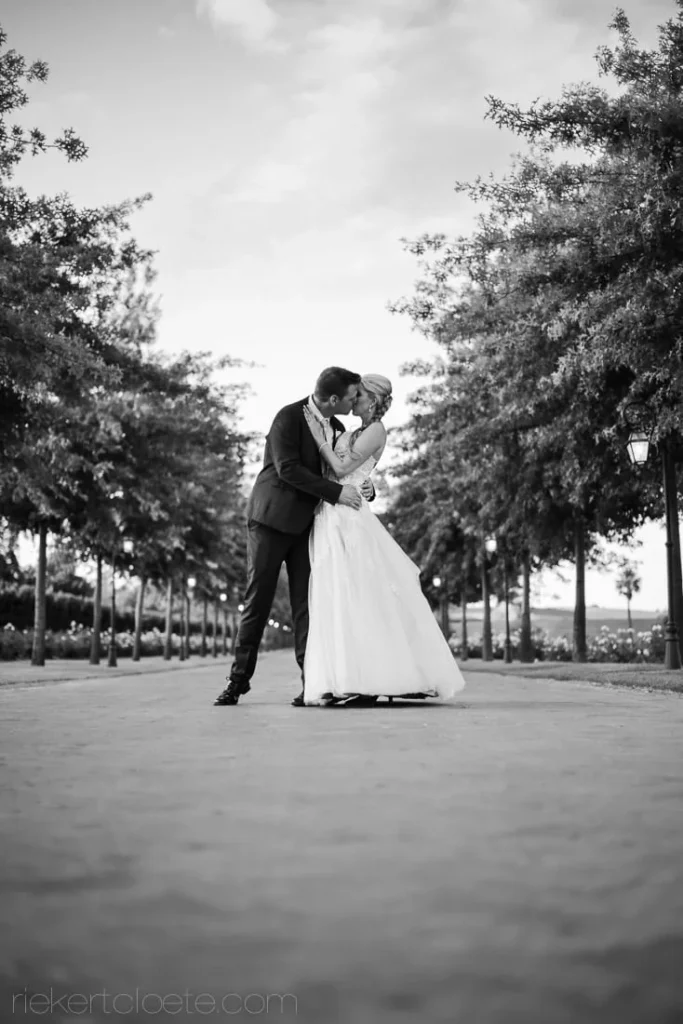 couple kissing wide avenue silhouette black white