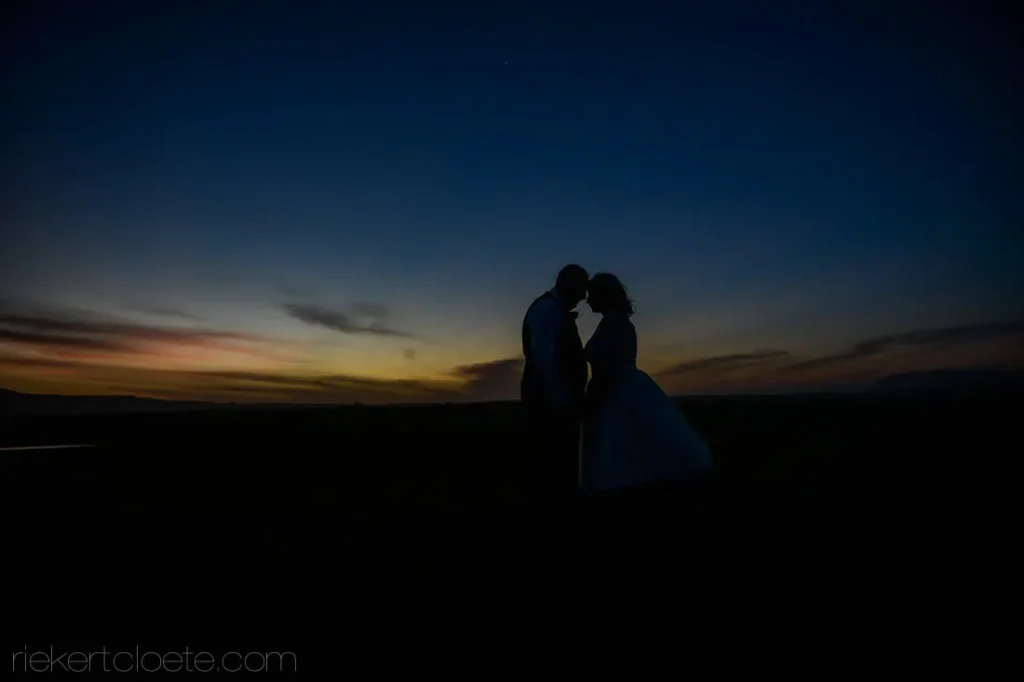 couple silhouette blue hour open plain twilight