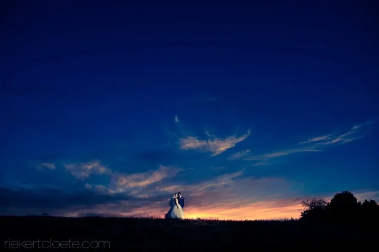 couple silhouette blue hour vast landscape dusk