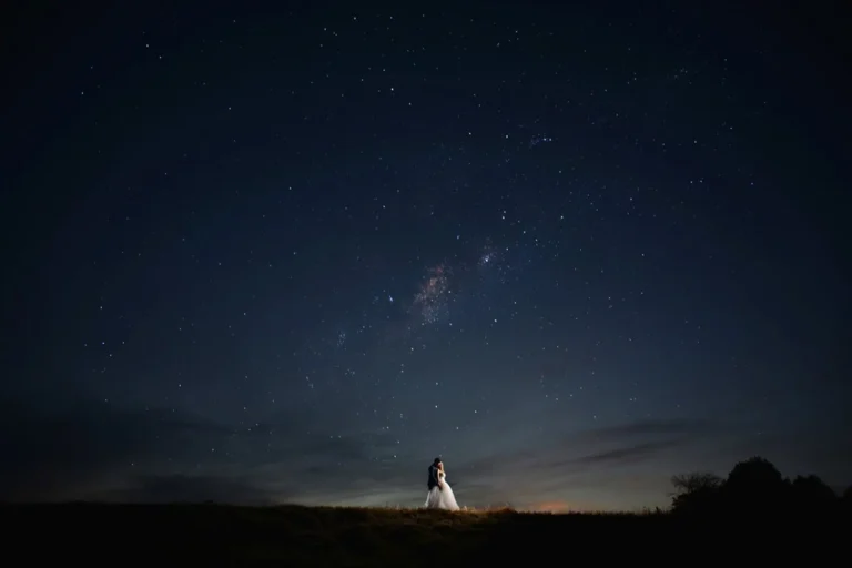 couple silhouette milky way night sky wedding