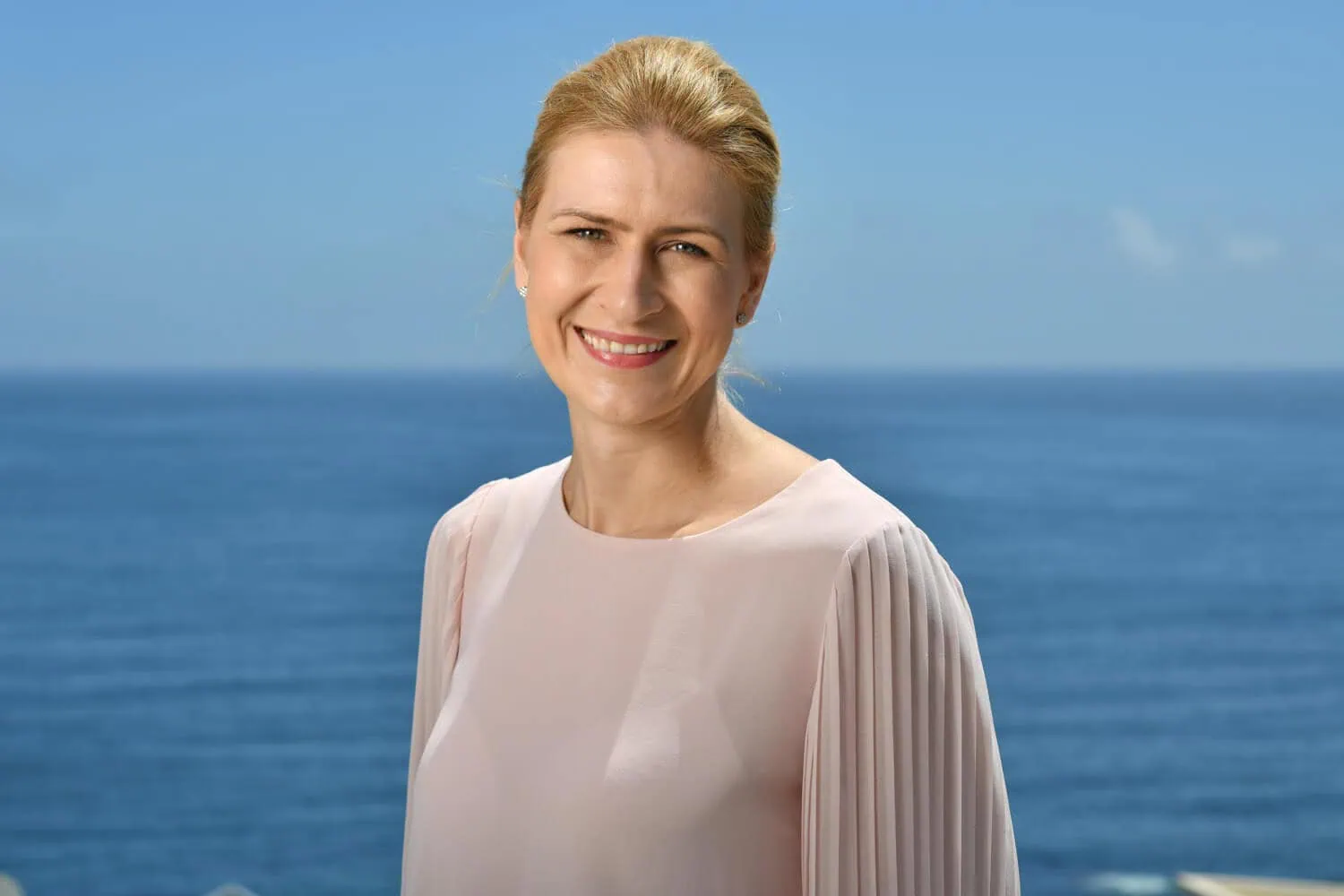headshot photographer cape town outdoor horizontal 12 woman friendly smile