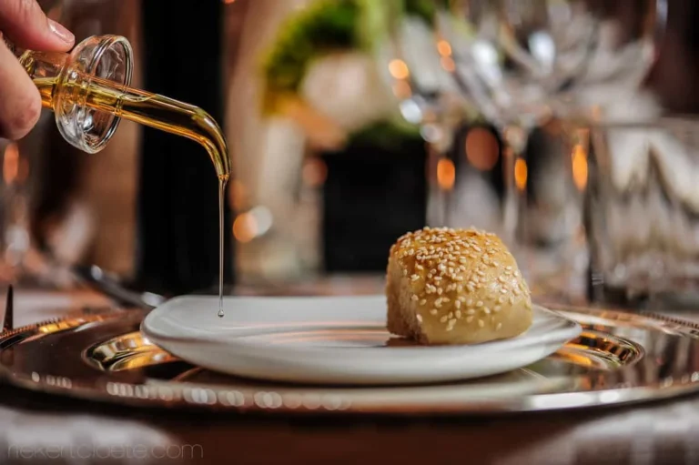 honey drizzle sesame roll wedding dinner