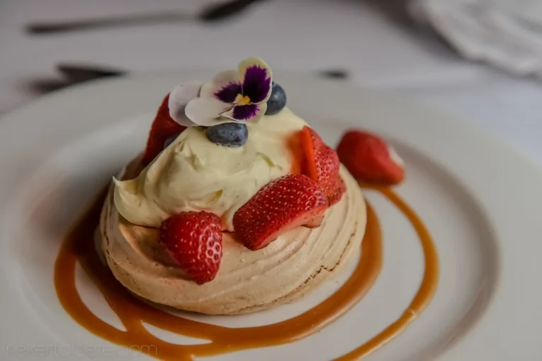 pavlova strawberry edible flower vrede lust
