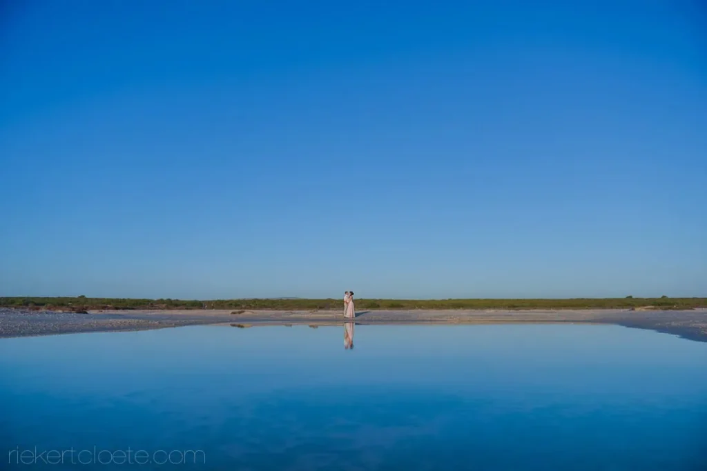 strandkombuis couple tidal flat perfect sky reflection