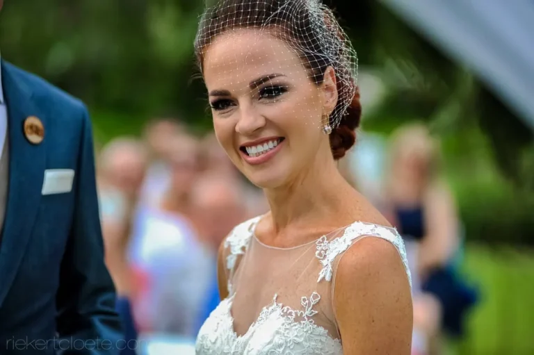 vrede en lust bride smiling birdcage veil lace gown