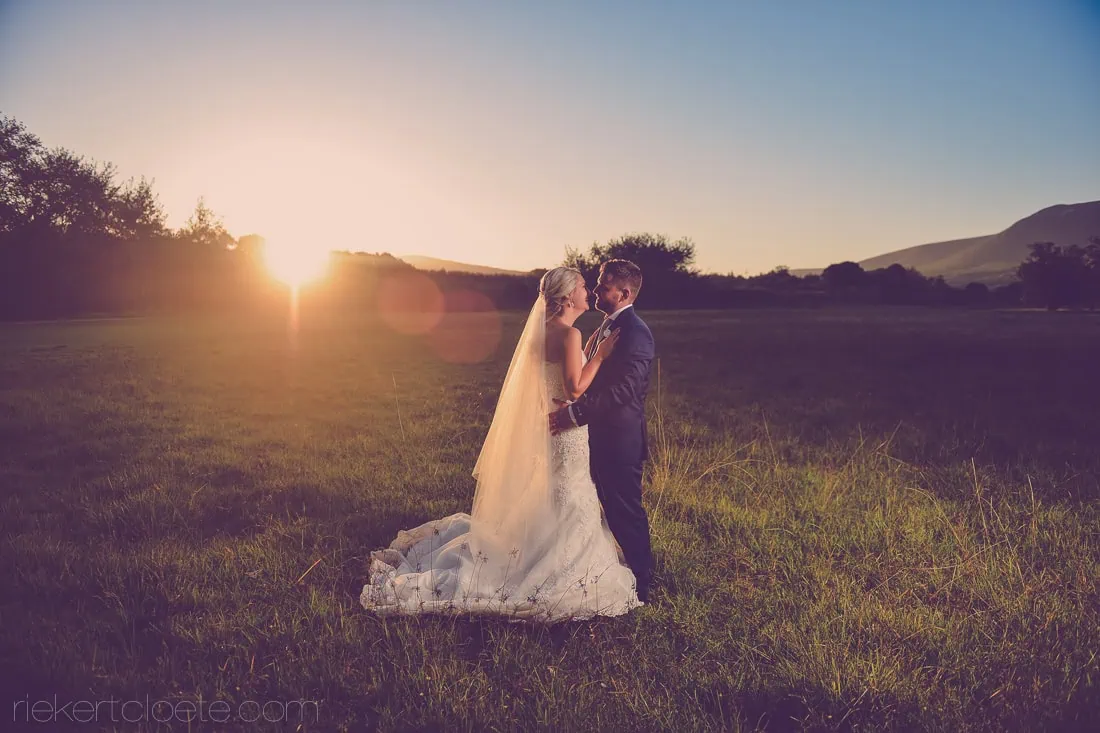 De uijlenes couple field sunset mountain backdrop – De Uijlenes, Hermanus