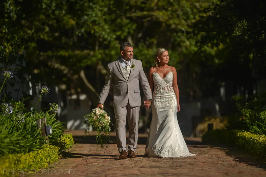 Diamant estate paarl couple cobblestone agapanthus – Diamant Estate, Paarl