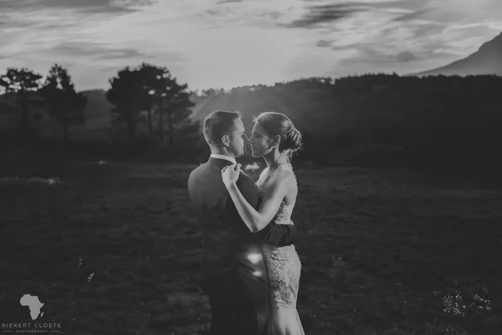 Couple embracing mountain sunset rays wide – Idiom Wines, Somerset West