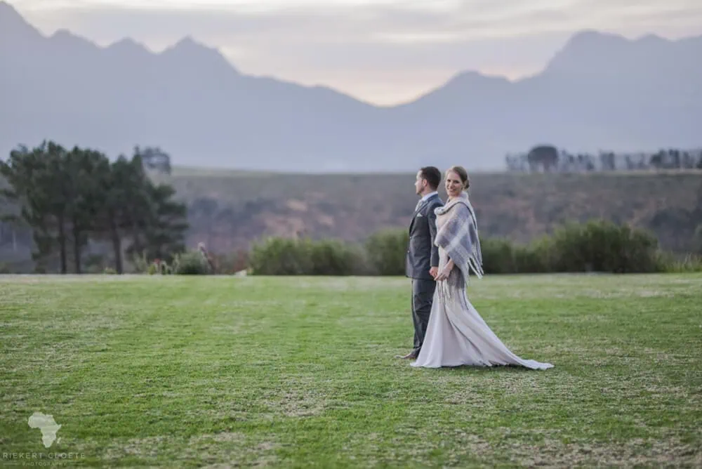 Couple green lawn misty mountain dusk shawl – Idiom Wines, Somerset West