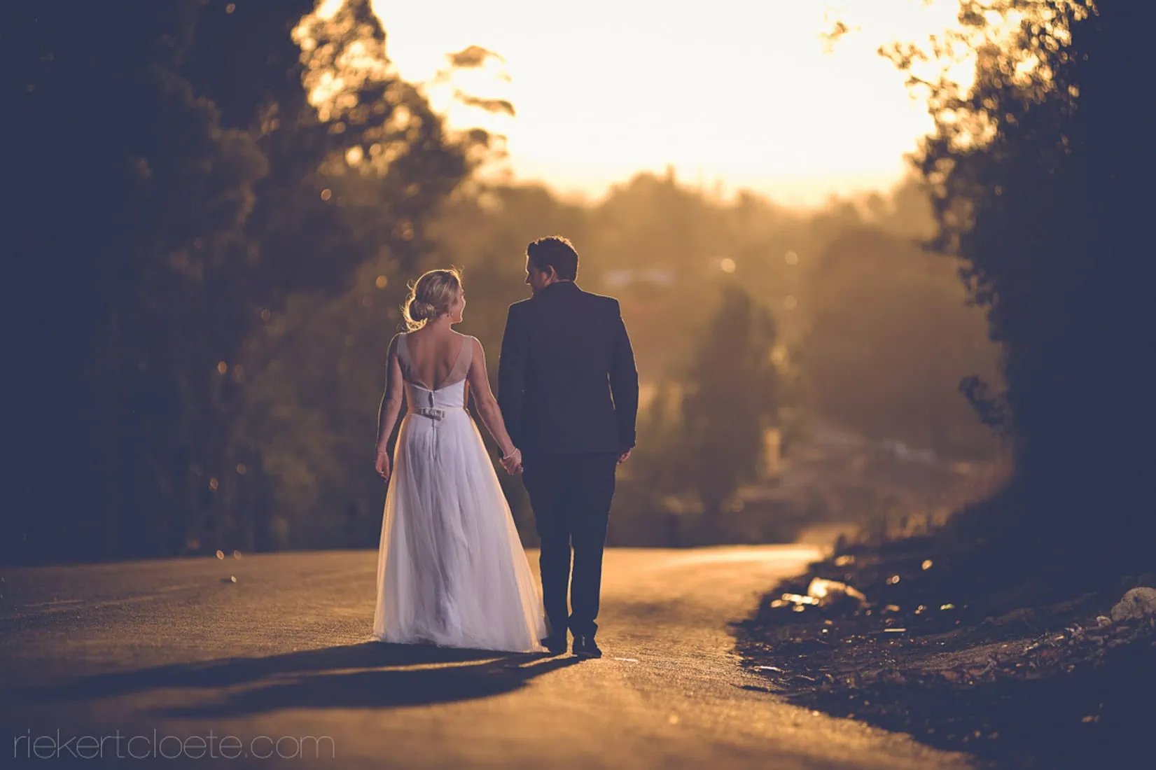 Couple walking golden tree lined road sunset – Kleinevalleij, Wellington