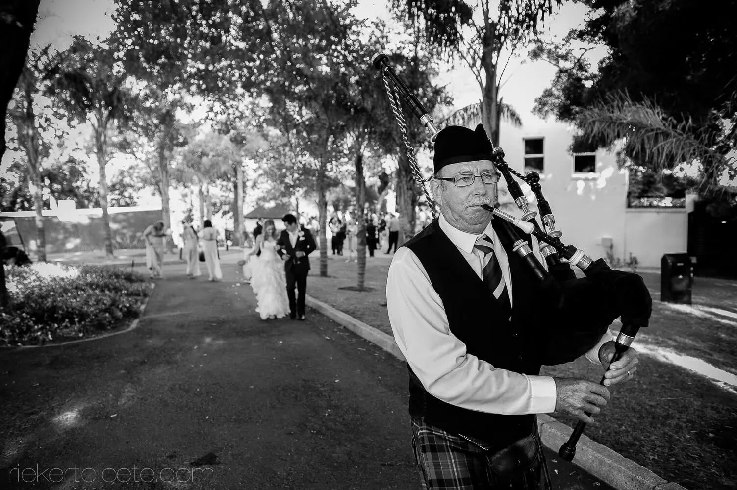 Molenvlietbagpiper leading couple ceremony exit molenvliet – MolenVliet Oosthuizen Family Vineyards, Stellenbosch