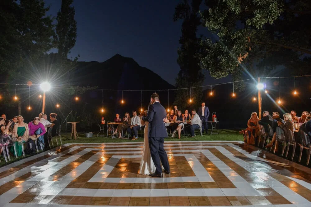 Bergcouple first dance mountain backdrop outdoor evening – Saronsberg Wine Cellar, Tulbagh